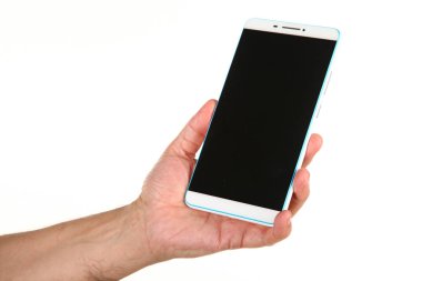 İnsan eli, avucunda boş bir krom ekran olan modern bir akıllı telefonu tutar. Teknoloji ve reklam kavramı. Ayrıntılı yakın çekim stüdyo çekimi soyut beyaz arka planda izole