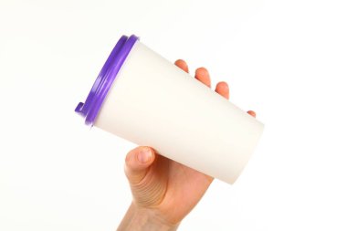 İnsan eli plastik kapaklı boş bir kahve fincanı tutar. Tek kullanımlık fincana çay ya da kahve konsepti. Metin veya logo için yeri ve yeri kopyala. Beyaz bir arkaplanda izole edilmiş