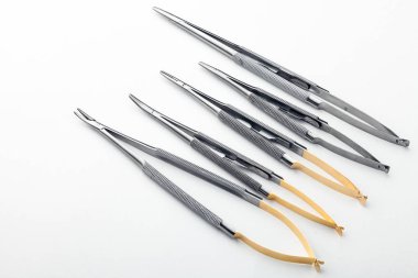 Çelik cerrahi aletler ve laboratuvar ekipmanları beyaz arka planda izole edilmiş. Profesyonel klinik aletleri. Tıbbi, cerrahi, ambulans ve veteriner konsepti. Yumuşak seçici odaklı yakın plan