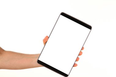 İnsan eli, avucunda boş bir krom ekran olan modern bir akıllı telefonu tutar. Teknoloji ve reklam kavramı. Ayrıntılı yakın çekim stüdyo çekimi soyut beyaz arka planda izole