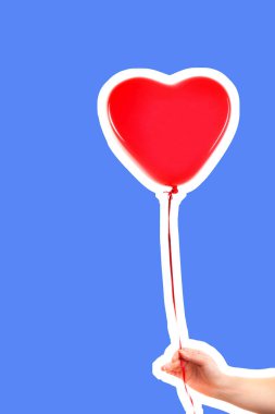 Kadın eli kırmızı kauçuk, şişme kalp şeklinde balon tutuyor. Aşk, ilişki, sevgililer günü ve doğum günü kutlaması konsepti. Boş kopya alanı olan dergi tarzı moda kolajı