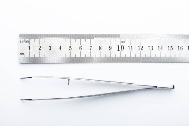 Çelik cerrahi aletler ve laboratuvar ekipmanları beyaz arka planda izole edilmiş. Profesyonel klinik aletleri. Tıbbi, cerrahi, ambulans ve veteriner konsepti. Yumuşak seçici odaklı yakın plan