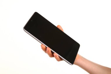 İnsan eli, avucunda boş bir krom ekran olan modern bir akıllı telefonu tutar. Teknoloji ve reklam kavramı. Ayrıntılı yakın çekim stüdyo çekimi soyut beyaz arka planda izole
