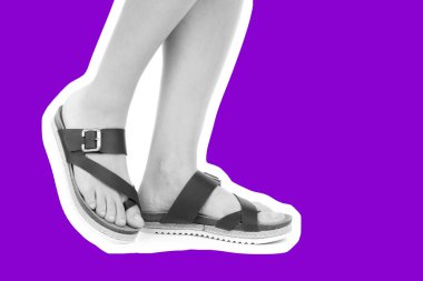 Bayan giysi ayakkabısı. Deri sandalet giyen uzun ince kadın bacakları. Fotokopi alanı olan moda modeli. Klasik ve günlük kıyafet konsepti. Ayrıntılı yakın çekim stüdyo çekimi. Dergi tarzı moda kolajı