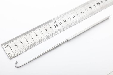 Çelik cerrahi aletler ve laboratuvar ekipmanları beyaz arka planda izole edilmiş. Profesyonel klinik aletleri. Tıbbi, cerrahi, ambulans ve veteriner konsepti. Yumuşak seçici odaklı yakın plan