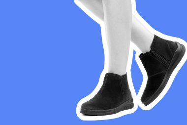 Bayan giysi ayakkabısı. Düşük deri ayakkabılar giyen uzun ince kadın bacakları. Fotokopi alanı olan moda modeli. Klasik ve günlük kıyafet konsepti. Ayrıntılı yakın çekim stüdyo çekimi. Dergi tarzı moda kolajı