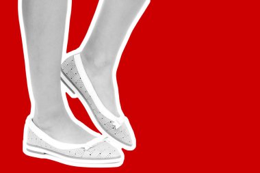 Bayan giysi ayakkabısı. Düşük deri ayakkabılar giyen uzun ince kadın bacakları. Fotokopi alanı olan moda modeli. Klasik ve günlük kıyafet konsepti. Detaylı yakın çekim stüdyo çekimi Magazin tarzı moda kolajı