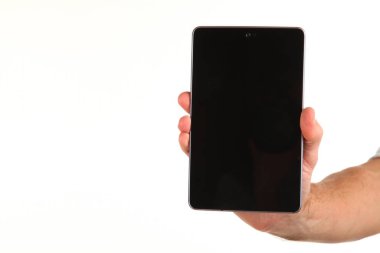 İnsan eli, avucunda boş bir krom ekran olan modern bir akıllı telefonu tutar. Teknoloji ve reklam kavramı. Ayrıntılı yakın çekim stüdyo çekimi soyut beyaz arka planda izole