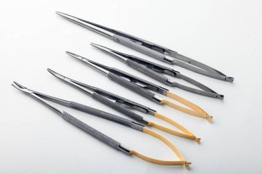 Çelik cerrahi aletler ve laboratuvar ekipmanları beyaz arka planda izole edilmiş. Profesyonel klinik aletleri. Tıbbi, cerrahi, ambulans ve veteriner konsepti. Yumuşak seçici odaklı yakın plan