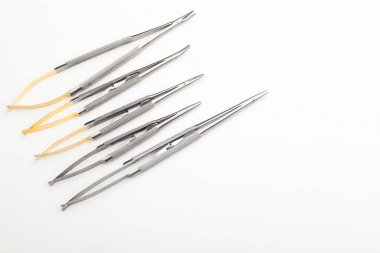 Çelik cerrahi aletler ve laboratuvar ekipmanları beyaz arka planda izole edilmiş. Profesyonel klinik aletleri. Tıbbi, cerrahi, ambulans ve veteriner konsepti. Yumuşak seçici odaklı yakın plan