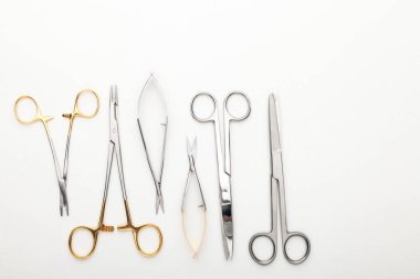 Çelik cerrahi aletler ve laboratuvar ekipmanları beyaz arka planda izole edilmiş. Profesyonel klinik aletleri. Tıbbi, cerrahi, ambulans ve veteriner konsepti. Yumuşak seçici odaklı yakın plan