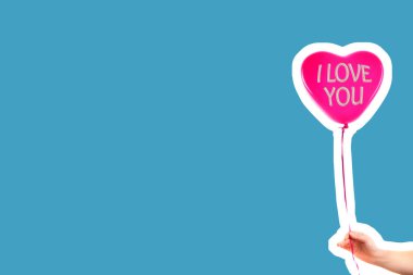 Kadın eli kırmızı kauçuk, şişme kalp şeklinde balon tutuyor. Aşk, ilişki, sevgililer günü ve doğum günü kutlaması konsepti. Boş kopya alanı olan dergi tarzı moda kolajı