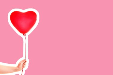 Kadın eli kırmızı kauçuk, şişme kalp şeklinde balon tutuyor. Aşk, ilişki, sevgililer günü ve doğum günü kutlaması konsepti. Boş kopya alanı olan dergi tarzı moda kolajı