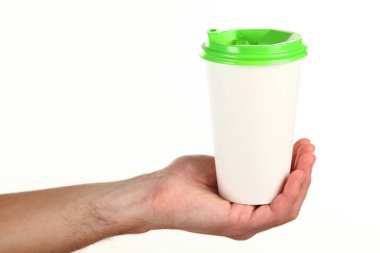 İnsan eli plastik kapaklı boş bir kahve fincanı tutar. Tek kullanımlık fincana çay ya da kahve konsepti. Metin veya logo için yeri ve yeri kopyala. Beyaz bir arkaplanda izole edilmiş