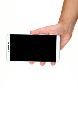 İnsan eli, avucunda boş bir krom ekran olan modern bir akıllı telefonu tutar. Teknoloji ve reklam kavramı. Ayrıntılı yakın çekim stüdyo çekimi soyut beyaz arka planda izole