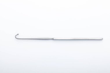 Çelik cerrahi aletler ve laboratuvar ekipmanları beyaz arka planda izole edilmiş. Profesyonel klinik aletleri. Tıbbi, cerrahi, ambulans ve veteriner konsepti. Yumuşak seçici odaklı yakın plan