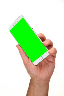 İnsan eli, avucunda boş bir krom ekran olan modern bir akıllı telefonu tutar. Teknoloji ve reklam kavramı. Ayrıntılı yakın çekim stüdyo çekimi soyut beyaz arka planda izole