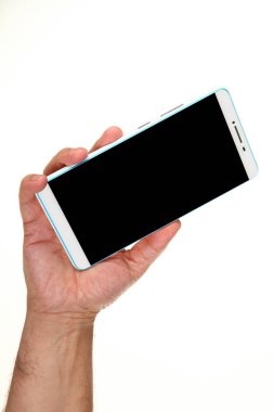 İnsan eli, avucunda boş bir krom ekran olan modern bir akıllı telefonu tutar. Teknoloji ve reklam kavramı. Ayrıntılı yakın çekim stüdyo çekimi soyut beyaz arka planda izole