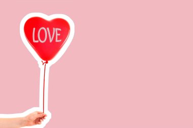 Kadın eli kırmızı kauçuk, şişme kalp şeklinde balon tutuyor. Aşk, ilişki, sevgililer günü ve doğum günü kutlaması konsepti. Boş kopya alanı olan dergi tarzı moda kolajı