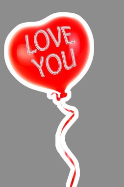 Kırmızı lastik şişme kalp şeklinde balon. Aşk, ilişki, sevgililer günü ve doğum günü kutlaması konsepti. Boş kopya alanı olan dergi tarzı moda kolajı