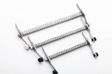 Çelik cerrahi aletler ve laboratuvar ekipmanları beyaz arka planda izole edilmiş. Profesyonel klinik aletleri. Tıbbi, cerrahi, ambulans ve veteriner konsepti. Yumuşak seçici odaklı yakın plan