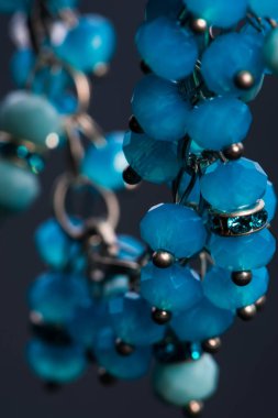 Güzel ve zarif el yapımı mücevher kolye ve renkli parlak boncuklar. Moda ve el işi aksesuarları. Soyut bulanık arkaplan üzerine yumuşak seçici odak ile sanat yakın plan