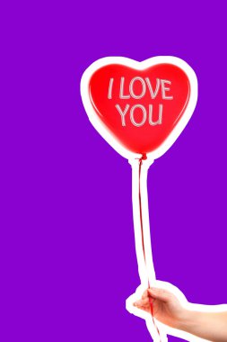 Kadın eli kırmızı kauçuk, şişme kalp şeklinde balon tutuyor. Aşk, ilişki, sevgililer günü ve doğum günü kutlaması konsepti. Boş kopya alanı olan dergi tarzı moda kolajı