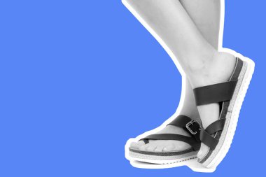 Bayan giysi ayakkabısı. Deri sandalet giyen uzun ince kadın bacakları. Fotokopi alanı olan moda modeli. Klasik ve günlük kıyafet konsepti. Detaylı yakın çekim stüdyo çekimi Magazin tarzı moda kolajı