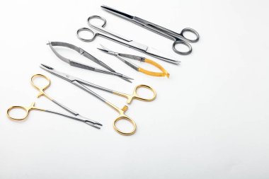 Çelik cerrahi aletler ve laboratuvar ekipmanları beyaz arka planda izole edilmiş. Profesyonel klinik aletleri. Tıbbi, cerrahi, ambulans ve veteriner konsepti. Yumuşak seçici odaklı yakın plan