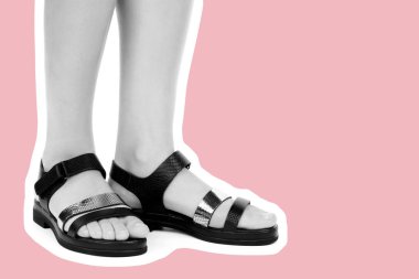 Bayan giysi ayakkabısı. Deri sandalet giyen uzun ince kadın bacakları. Fotokopi alanı olan moda modeli. Klasik ve günlük kıyafet konsepti. Ayrıntılı yakın çekim stüdyo çekimi. Dergi tarzı moda kolajı