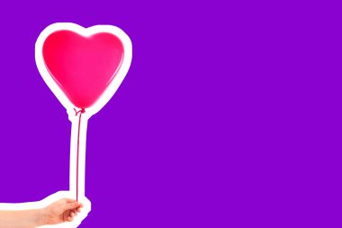 Kadın eli pembe kauçuk, şişme kalp şeklinde balon tutuyor. Aşk, ilişki, sevgililer günü ve doğum günü kutlaması konsepti. Boş kopya alanı olan dergi tarzı moda kolajı