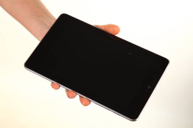 İnsan eli, avucunda boş bir krom ekran olan modern bir akıllı telefonu tutar. Teknoloji ve reklam kavramı. Ayrıntılı yakın çekim stüdyo çekimi soyut beyaz arka planda izole