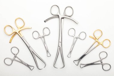 Çelik cerrahi aletler ve laboratuvar ekipmanları beyaz arka planda izole edilmiş. Profesyonel klinik aletleri. Tıbbi, cerrahi, ambulans ve veteriner konsepti. Yumuşak seçici odaklı yakın plan