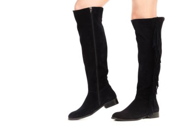 Bayan giysi ayakkabısı. Uzun ince dişinin bacakları uzun deri çizmeler giyer. Fotokopi alanı olan moda modeli. Klasik ve günlük kıyafet konsepti. Ayrıntılı yakın çekim stüdyo çekimi beyaz arkaplanda izole edildi.