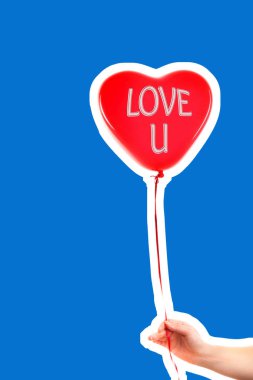 Kadın eli kırmızı kauçuk, şişme kalp şeklinde balon tutuyor. Aşk, ilişki, sevgililer günü ve doğum günü kutlaması konsepti. Boş kopya alanı olan dergi tarzı moda kolajı