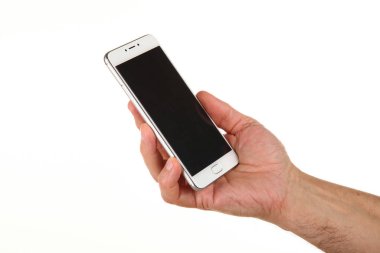 İnsan eli, avucunda boş bir krom ekran olan modern bir akıllı telefonu tutar. Teknoloji ve reklam kavramı. Ayrıntılı yakın çekim stüdyo çekimi soyut beyaz arka planda izole