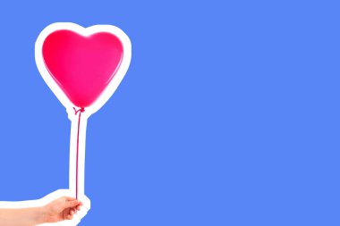 Kadın eli pembe kauçuk, şişme kalp şeklinde balon tutuyor. Aşk, ilişki, sevgililer günü ve doğum günü kutlaması konsepti. Boş kopya alanı olan dergi tarzı moda kolajı