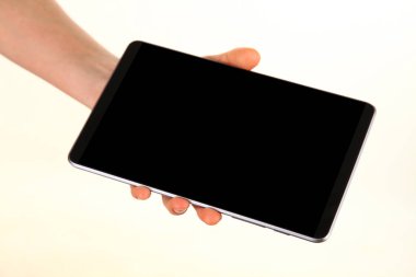 İnsan eli, avucunda boş bir krom ekran olan modern bir akıllı telefonu tutar. Teknoloji ve reklam kavramı. Ayrıntılı yakın çekim stüdyo çekimi soyut beyaz arka planda izole