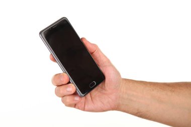 İnsan eli, avucunda boş bir krom ekran olan modern bir akıllı telefonu tutar. Teknoloji ve reklam kavramı. Ayrıntılı yakın çekim stüdyo çekimi soyut beyaz arka planda izole