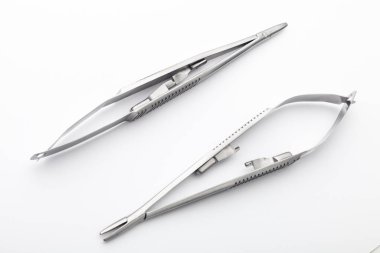 Çelik cerrahi aletler ve laboratuvar ekipmanları beyaz arka planda izole edilmiş. Profesyonel klinik aletleri. Tıbbi, cerrahi, ambulans ve veteriner konsepti. Yumuşak seçici odaklı yakın plan