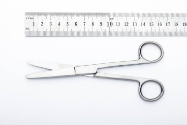 Çelik cerrahi aletler ve laboratuvar ekipmanları beyaz arka planda izole edilmiş. Profesyonel klinik aletleri. Tıbbi, cerrahi, ambulans ve veteriner konsepti. Yumuşak seçici odaklı yakın plan