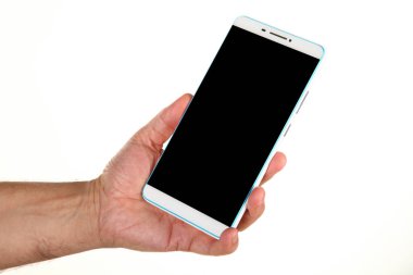 İnsan eli, avucunda boş bir krom ekran olan modern bir akıllı telefonu tutar. Teknoloji ve reklam kavramı. Ayrıntılı yakın çekim stüdyo çekimi soyut beyaz arka planda izole