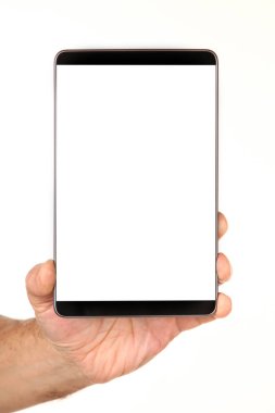 İnsan eli, avucunda boş bir krom ekran olan modern bir akıllı telefonu tutar. Teknoloji ve reklam kavramı. Ayrıntılı yakın çekim stüdyo çekimi soyut beyaz arka planda izole