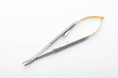 Çelik cerrahi aletler ve laboratuvar ekipmanları beyaz arka planda izole edilmiş. Profesyonel klinik aletleri. Tıbbi, cerrahi, ambulans ve veteriner konsepti. Yumuşak seçici odaklı yakın plan