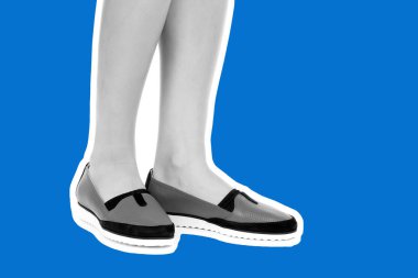 Bayan giysi ayakkabısı. Düşük deri ayakkabılar giyen uzun ince kadın bacakları. Fotokopi alanı olan moda modeli. Klasik ve günlük kıyafet konsepti. Detaylı yakın çekim stüdyo çekimi Magazin tarzı moda kolajı