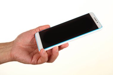 İnsan eli, avucunda boş bir krom ekran olan modern bir akıllı telefonu tutar. Teknoloji ve reklam kavramı. Ayrıntılı yakın çekim stüdyo çekimi soyut beyaz arka planda izole