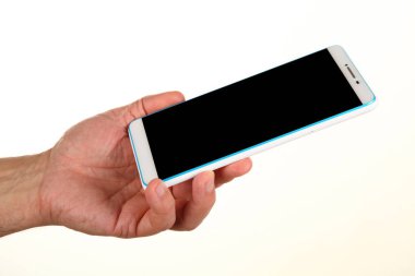 İnsan eli, avucunda boş bir krom ekran olan modern bir akıllı telefonu tutar. Teknoloji ve reklam kavramı. Ayrıntılı yakın çekim stüdyo çekimi soyut beyaz arka planda izole