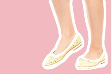 Bayan giysi ayakkabısı. Düşük deri ayakkabılar giyen uzun ince kadın bacağı. Fotokopi alanı olan moda modeli. Klasik ve günlük kıyafet konsepti. Ayrıntılı yakın çekim stüdyo çekimi. Dergi tarzı moda kolajı