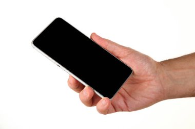 İnsan eli, avucunda boş bir krom ekran olan modern bir akıllı telefonu tutar. Teknoloji ve reklam kavramı. Ayrıntılı yakın çekim stüdyo çekimi soyut beyaz arka planda izole