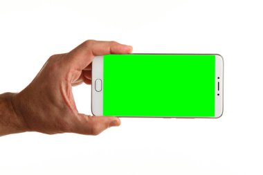 İnsan eli, avucunda boş bir krom ekran olan modern bir akıllı telefonu tutar. Teknoloji ve reklam kavramı. Ayrıntılı yakın çekim stüdyo çekimi soyut beyaz arka planda izole